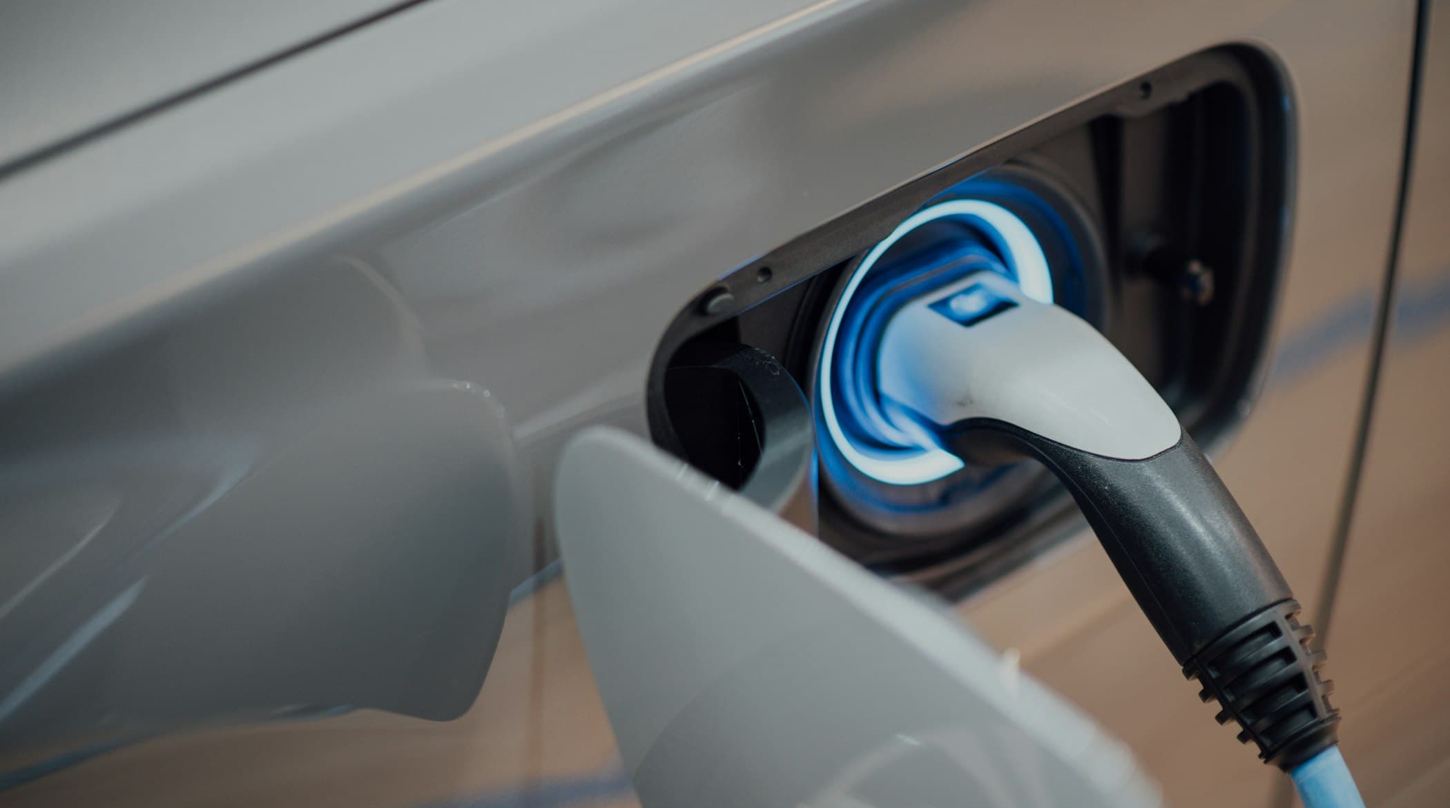 Carro elétrico na garagem: o que o seu prédio precisa fazer agora